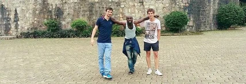 Volontariat enseignement au Togo : Pierre et Vincent en classe — 1
