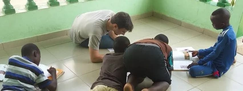 Volontariat enseignement au Togo : Pierre et Vincent en classe — 2
