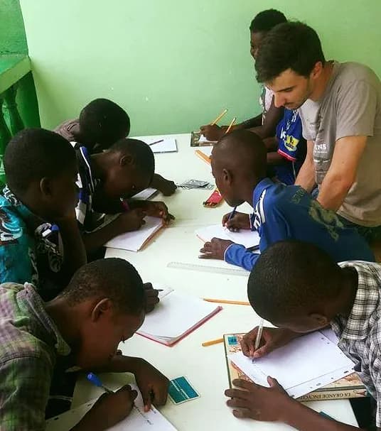 Volontariat enseignement au Togo : Pierre et Vincent en classe — 3