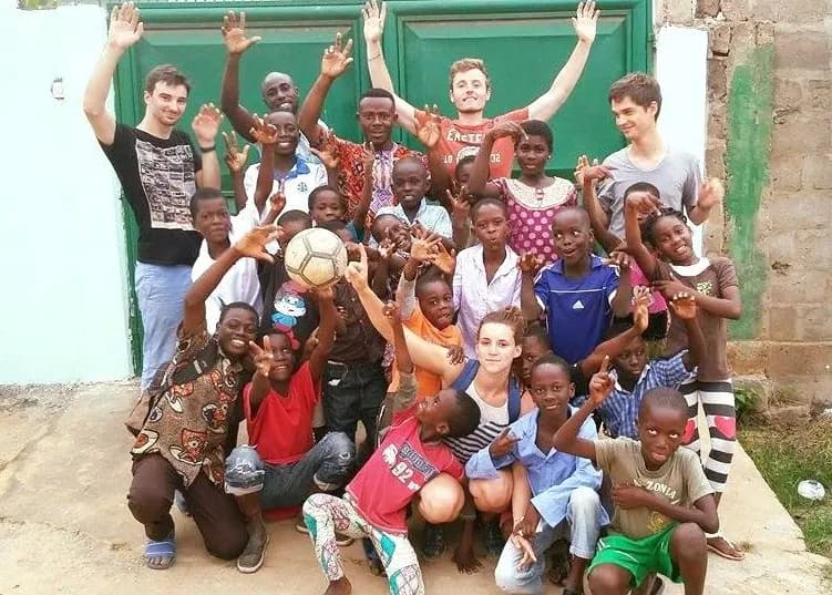 Volontariat enseignement au Togo : Pierre et Vincent en classe