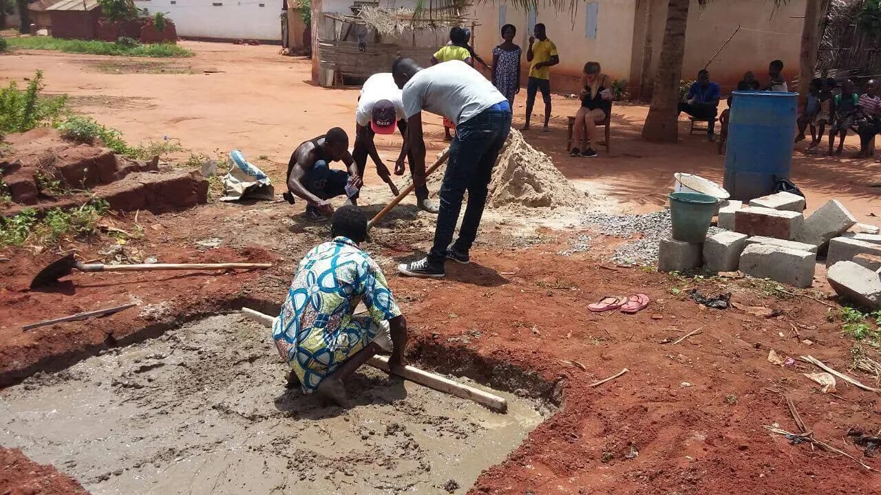 Chantier de construction de toilettes sèches à Davié Tekpo — 3