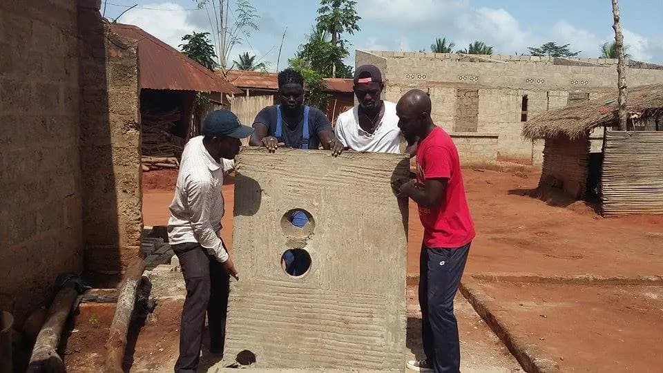 Chantier de construction de toilettes sèches à Davié Tekpo — 5