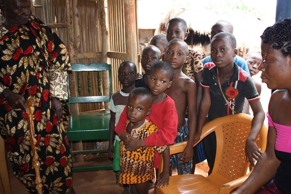 Bossa Koffi Essome, Gründer von Midezon-Togo, mit den Kindern von Sanguera